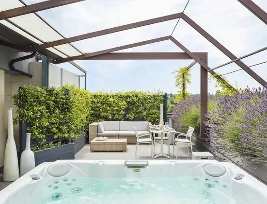 Süit, Teras, Göl Manzaralı (Jacuzzi)