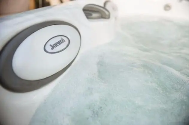 Süit, Teras, Göl Manzaralı (Jacuzzi)