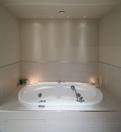 Süit, Teras, Göl Manzaralı (Jacuzzi)