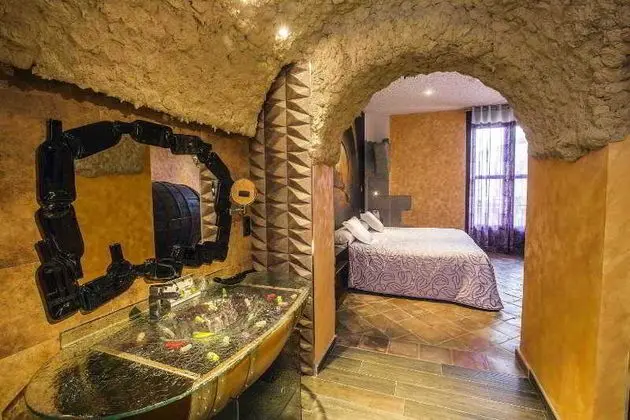 Junior Suit Capacity 1