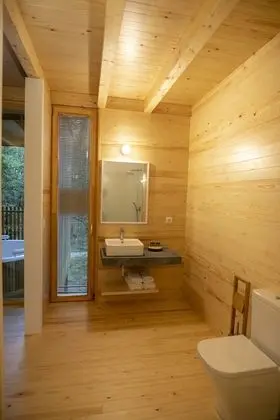 Kulübe, Sıcak Su Havuzu, Üzüm Asması Manzaralı