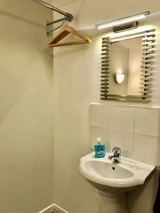 Basic Twin Room, (Shared Bathroom)