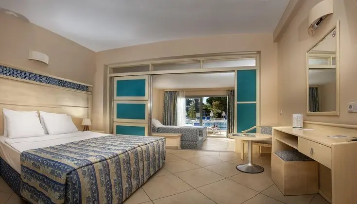 https://images.etstur.com/files/images/hotelImages/TR/50683/l/Ephesia-Holiday-Beach-Club-Oda-313852.jpg