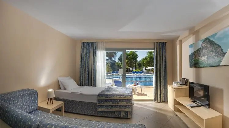 https://images.etstur.com/files/images/hotelImages/TR/50683/l/Ephesia-Holiday-Beach-Club-Oda-313854.jpg