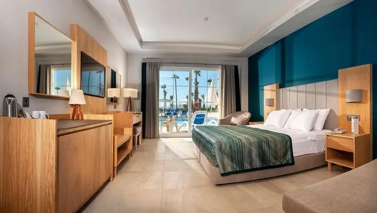 https://images.etstur.com/files/images/hotelImages/TR/50683/l/Ephesia-Holiday-Beach-Club-Oda-313873.jpg