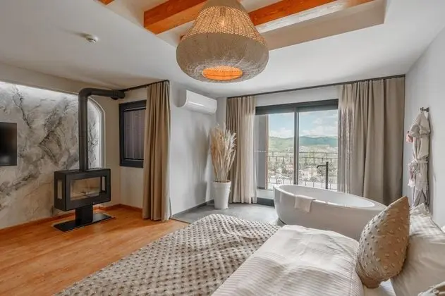 Suite, Dağ veya Havuz Manzaralı, Küvetli