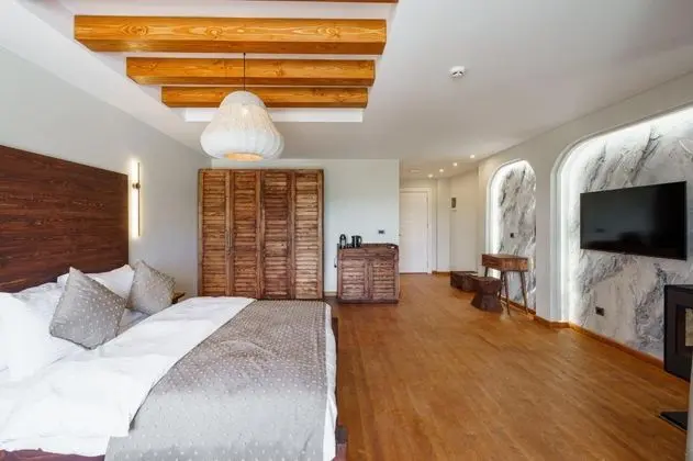 Suite, Dağ veya Havuz Manzaralı, Küvetli