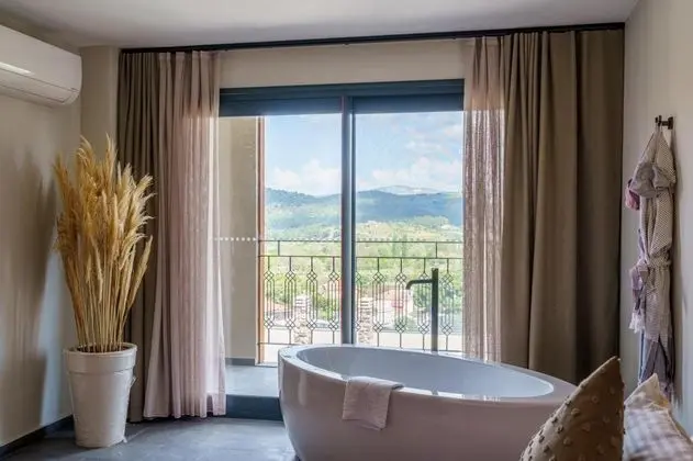 Suite, Dağ veya Havuz Manzaralı, Küvetli