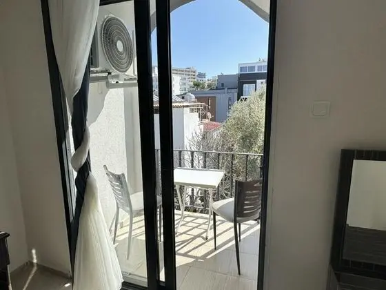 Triple, Kara Manzaralı