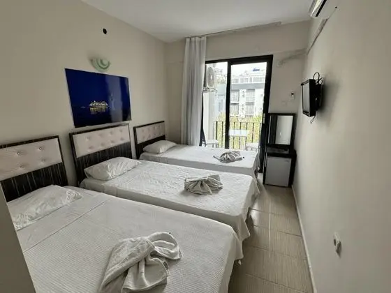 Triple, Kara Manzaralı