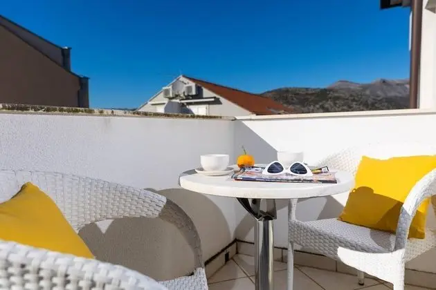 One-Bedroom Apartment with Balcony