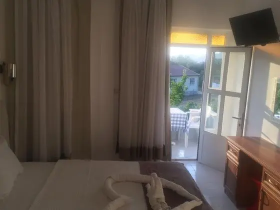 Triple, Bahçe Manzaralı