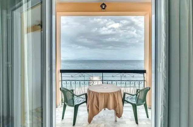 Tek Büyük veya İki Ayrı Yataklı Oda, Deniz Manzaralı