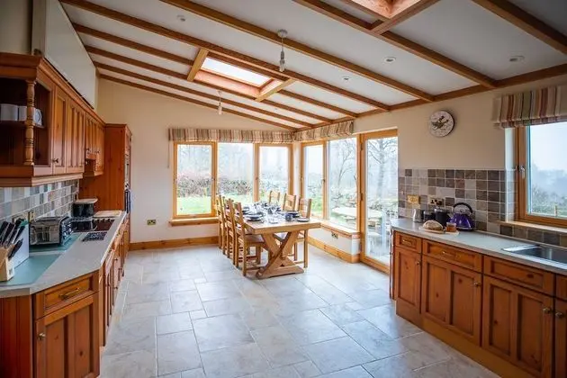 Kır Evi, Birden Çok Yatak, Dağ Manzaralı