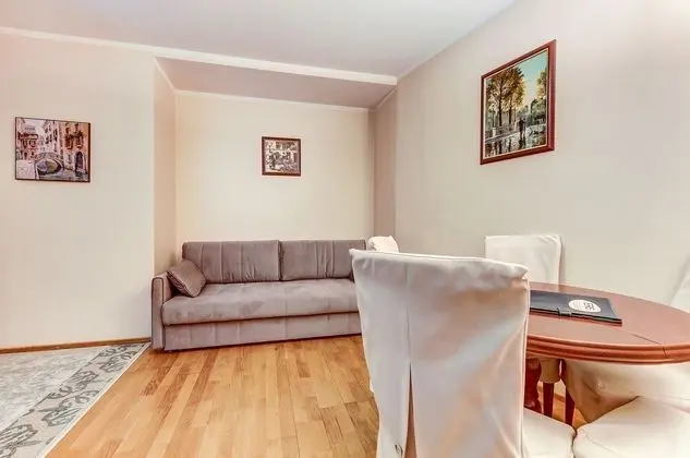Apart Daire (19 Moika, 38)