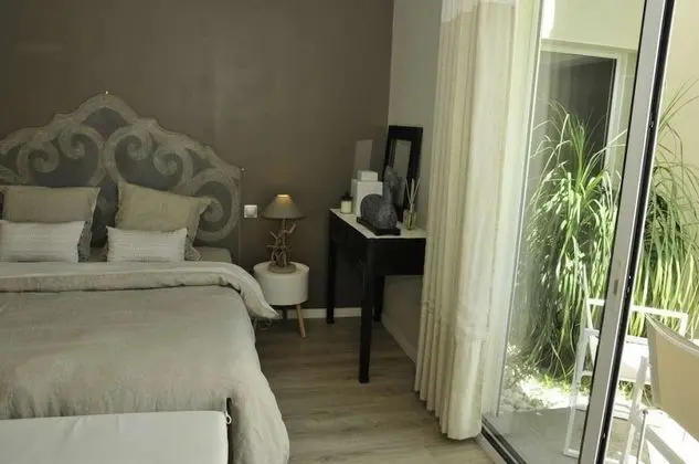 Standard Tek Büyük Yataklı Oda, 1 Çift Kişilik Yatak, Özel Banyo, Havuz Manzaralı (Esprit du Sud)