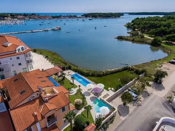 Apart Daire (Escape - 20 m from sea - Red(2))