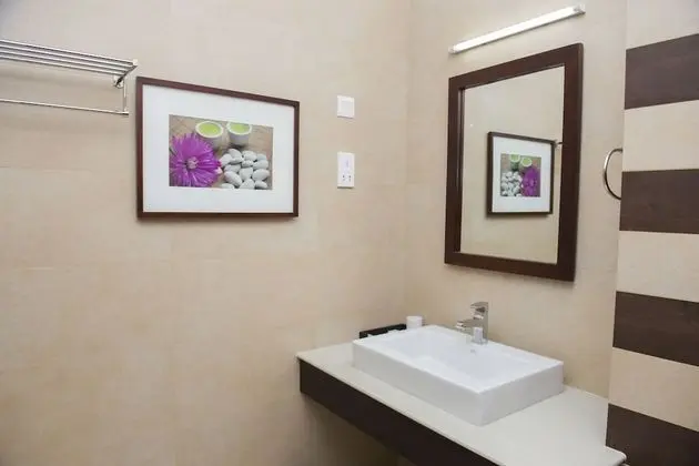 Luxury Üç Kişilik Oda, 1 En Büyük (King) Boy Yatak, Bahçe Manzaralı, Bahçeli