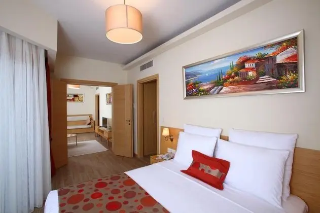 Aile Odası, Bahçe Manzaralı
