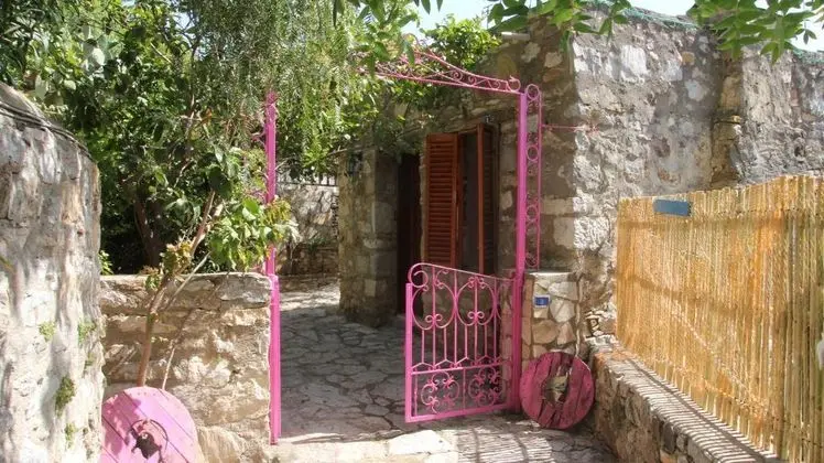 Taş Oda, Bahçe Manzaralı