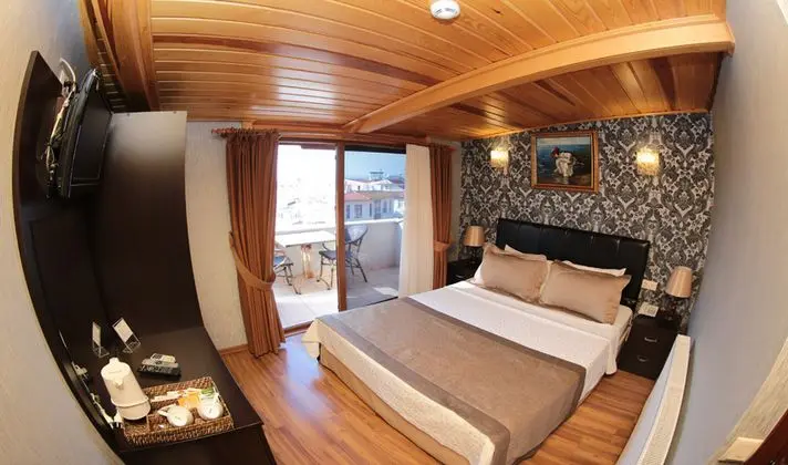 Teras Deniz Manzaralı Balkonlu Oda