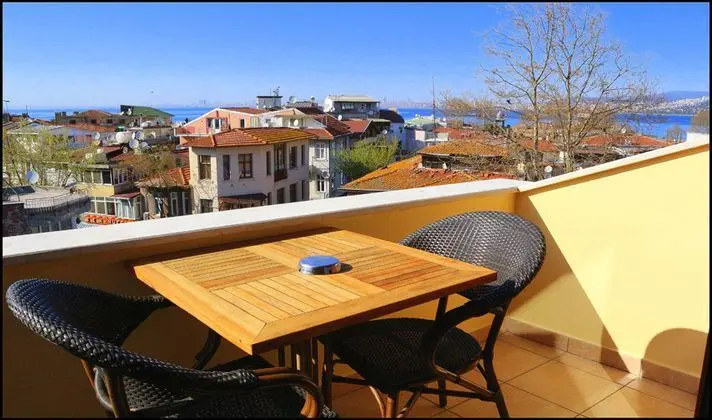 Teras Deniz Manzaralı Balkonlu Oda