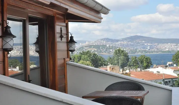 Teras Deniz Manzaralı Balkonlu Oda