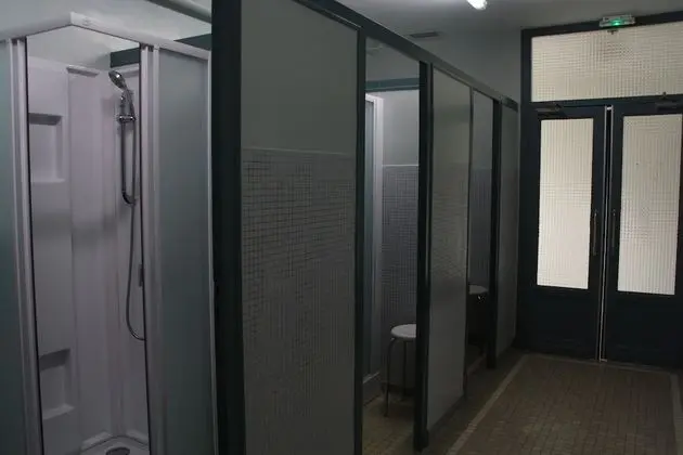 Üç Kişilik Oda, Ortak Banyo