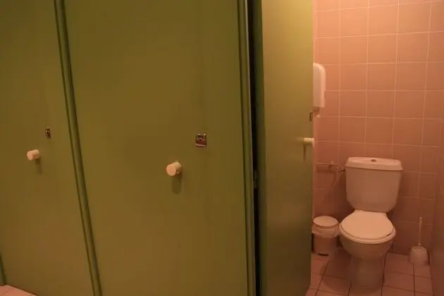 Üç Kişilik Oda, Ortak Banyo