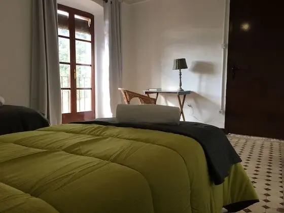 İki Ayrı Yataklı Oda, Ortak Banyo (Carboneres)