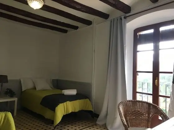 İki Ayrı Yataklı Oda, Ortak Banyo (Carboneres)