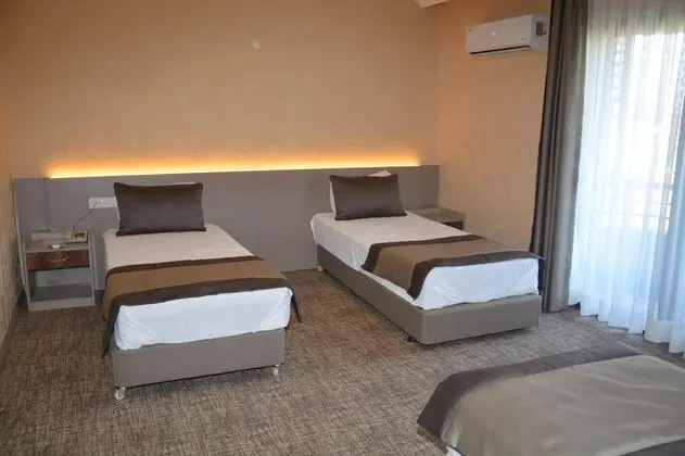 Aile Odası, Havuz ve Bahçe Manzaralı, Balkonlu