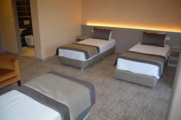 Aile Odası, Havuz ve Bahçe Manzaralı, Balkonlu