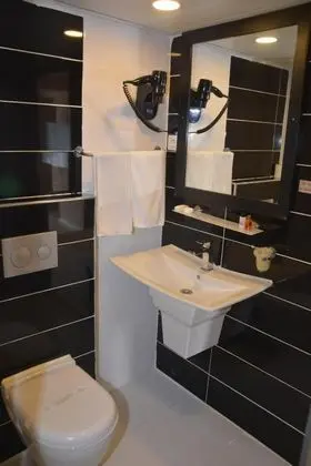 Twin, Dağ veya Havuz Manzaralı, İki Tek Kişilik Yataklı