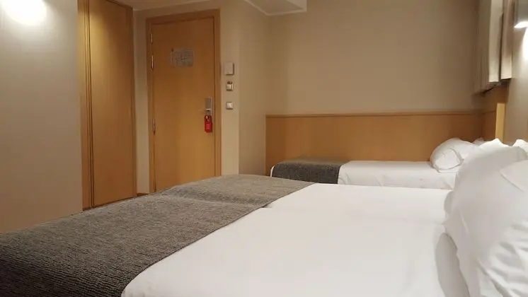 Üç Kişilik Oda
