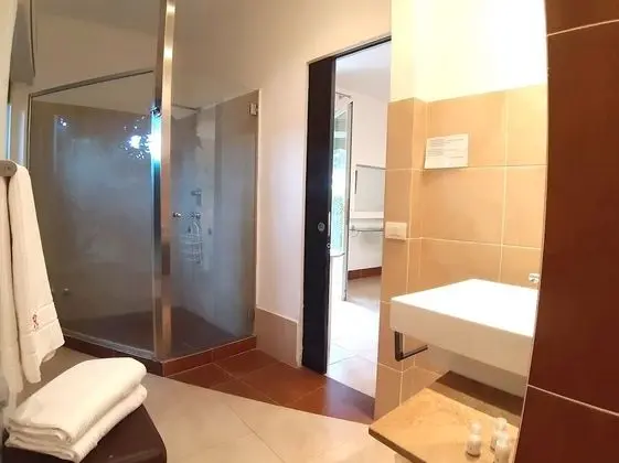 Junior Tek Büyük veya İki Ayrı Yataklı Oda