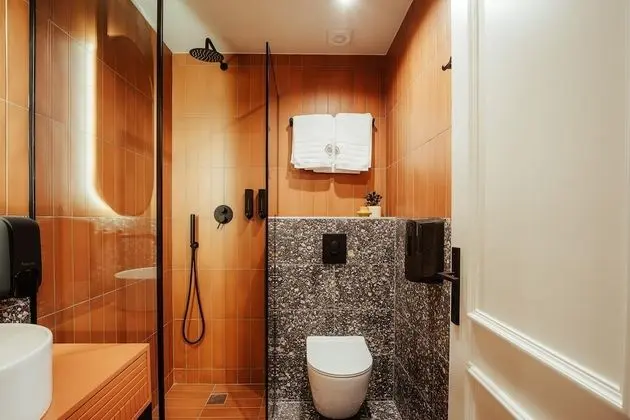 Junior Süit, Balkon