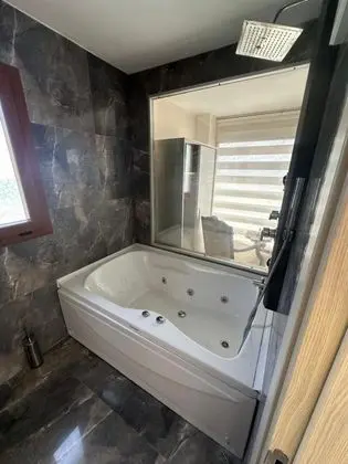 Suit Oda, Deniz Manzaralı, Jakuzili