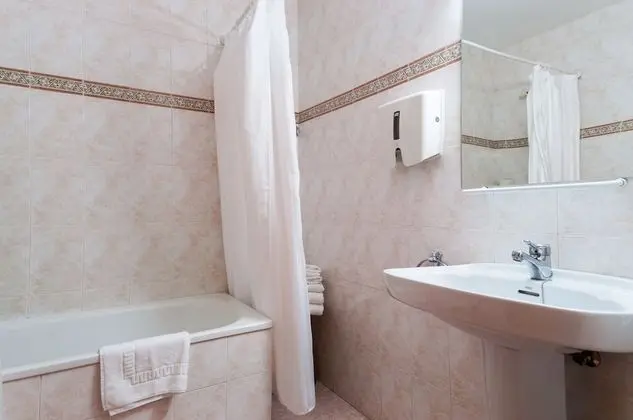 Üç Kişilik Oda