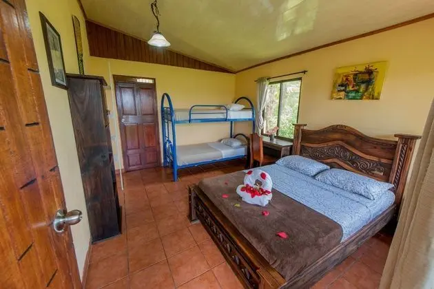 Deluxe Dört Kişilik Oda, Özel Banyo