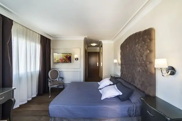 Standard Tek Büyük veya İki Ayrı Yataklı Oda, Balkon, Havuz Manzaralı