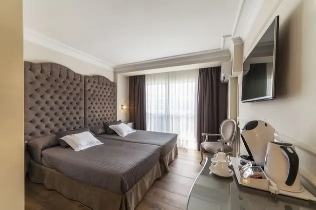 Standard Tek Büyük veya İki Ayrı Yataklı Oda, Balkon, Havuz Manzaralı