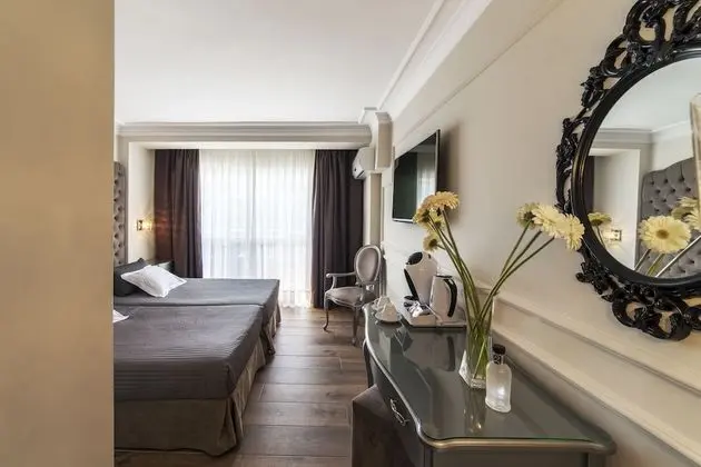Standard Tek Büyük veya İki Ayrı Yataklı Oda, Balkon, Havuz Manzaralı