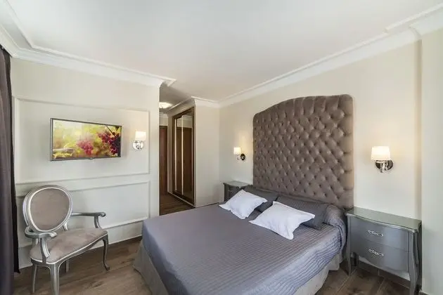 Standard Tek Büyük veya İki Ayrı Yataklı Oda, Balkon, Havuz Manzaralı