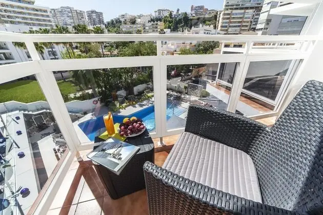 Standard Tek Büyük veya İki Ayrı Yataklı Oda, Balkon, Havuz Manzaralı