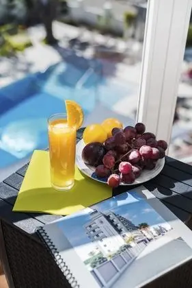 Standard Tek Büyük veya İki Ayrı Yataklı Oda, Balkon, Havuz Manzaralı
