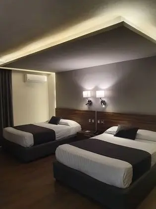 Tek Büyük Yataklı Oda, 2 Çift Kişilik Yatak