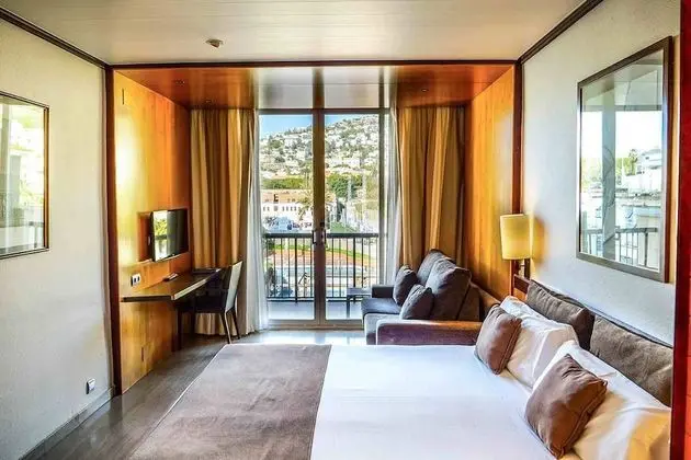 Standard Tek Büyük veya İki Ayrı Yataklı Oda, Balkon, Havuz Manzaralı
