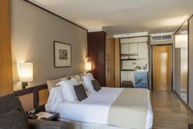Standard Tek Büyük veya İki Ayrı Yataklı Oda, Balkon, Havuz Manzaralı