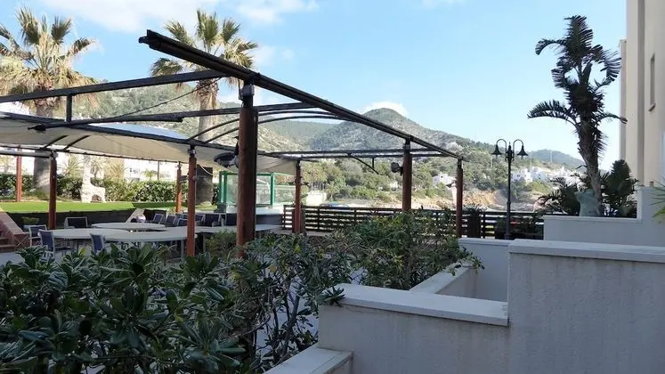 Standard Tek Büyük veya İki Ayrı Yataklı Oda, Balkon, Havuz Manzaralı